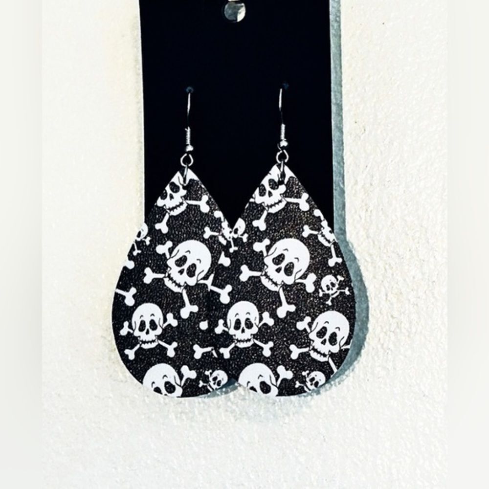 Rebel Chic: Black Teardrop Earrings with Skull and‎ Crossbones Design
